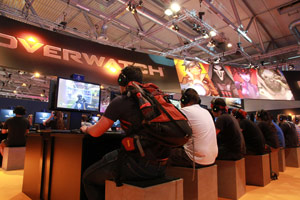 Intérieur du stand Overwatch pendant la Gamescom 2015.