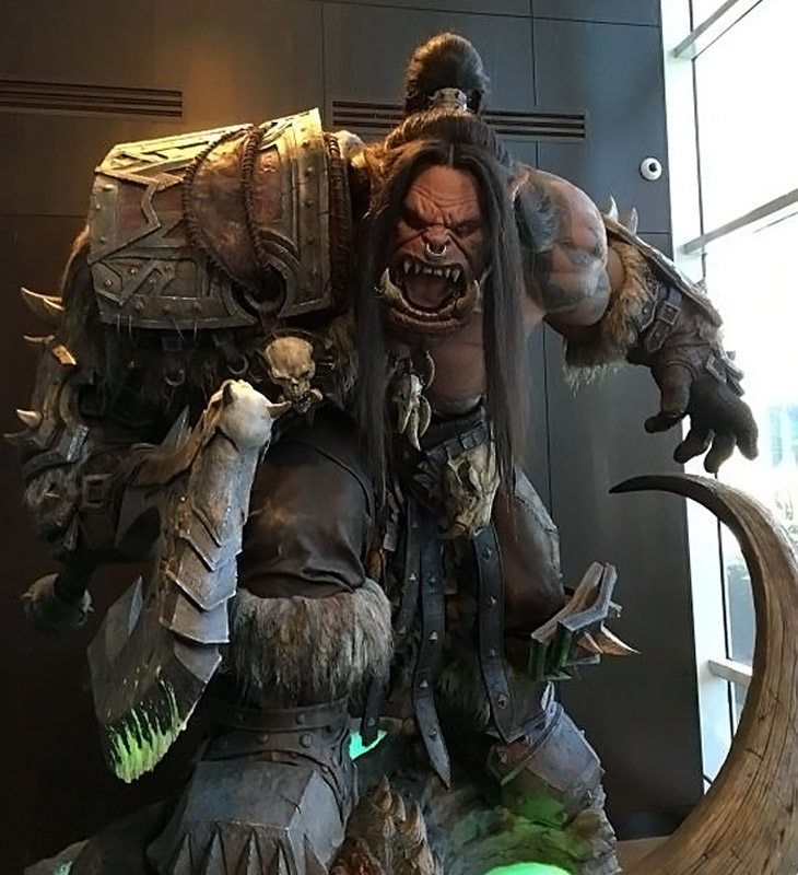 Photo des statues des jeux de Blizzard.