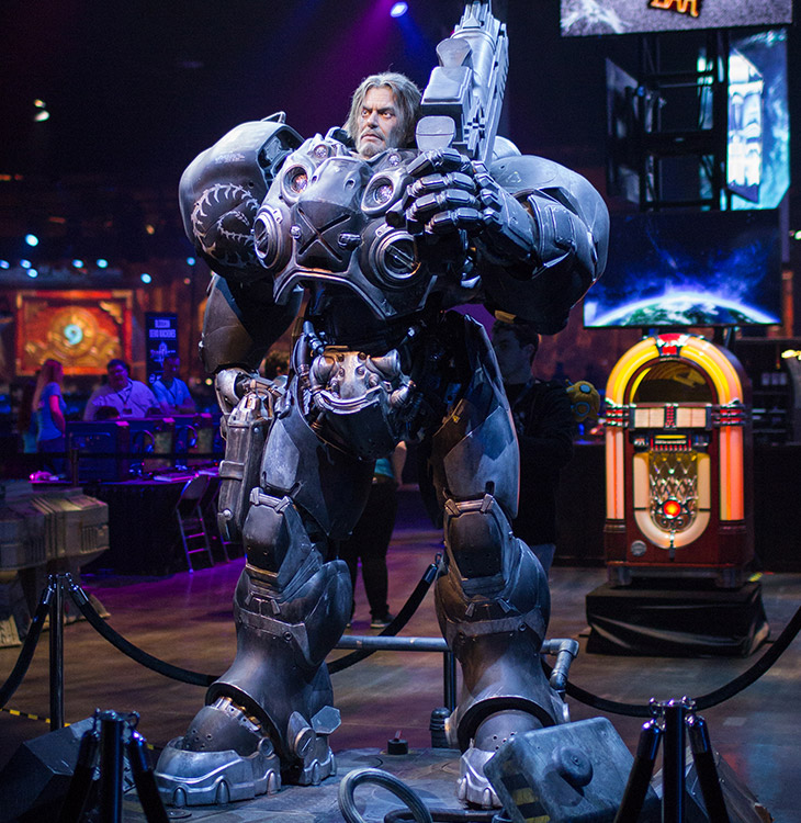 Photo des statues des jeux de Blizzard.