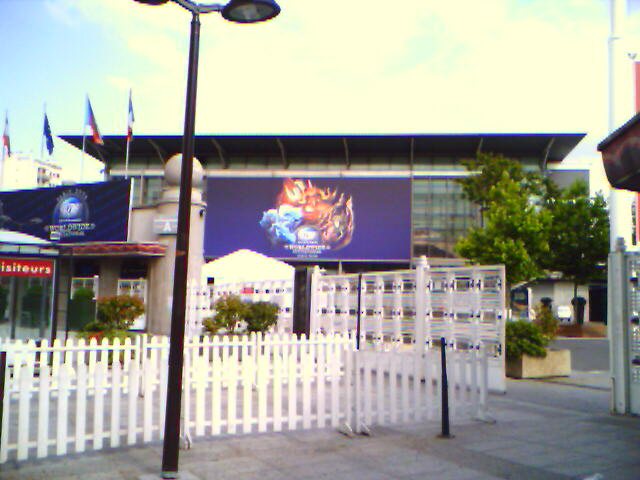 Photo de l'extérieur du salon Worldwide Invitational 2008 à Paris réalisée par Tigerlilly.